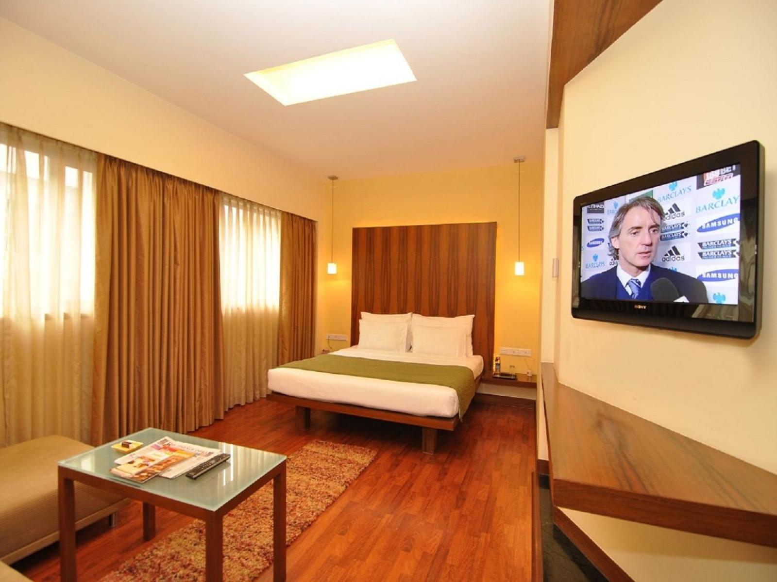 โฮเทล สตูดิโอ เอสติค Hotel ปูเน่ ภายนอก รูปภาพ