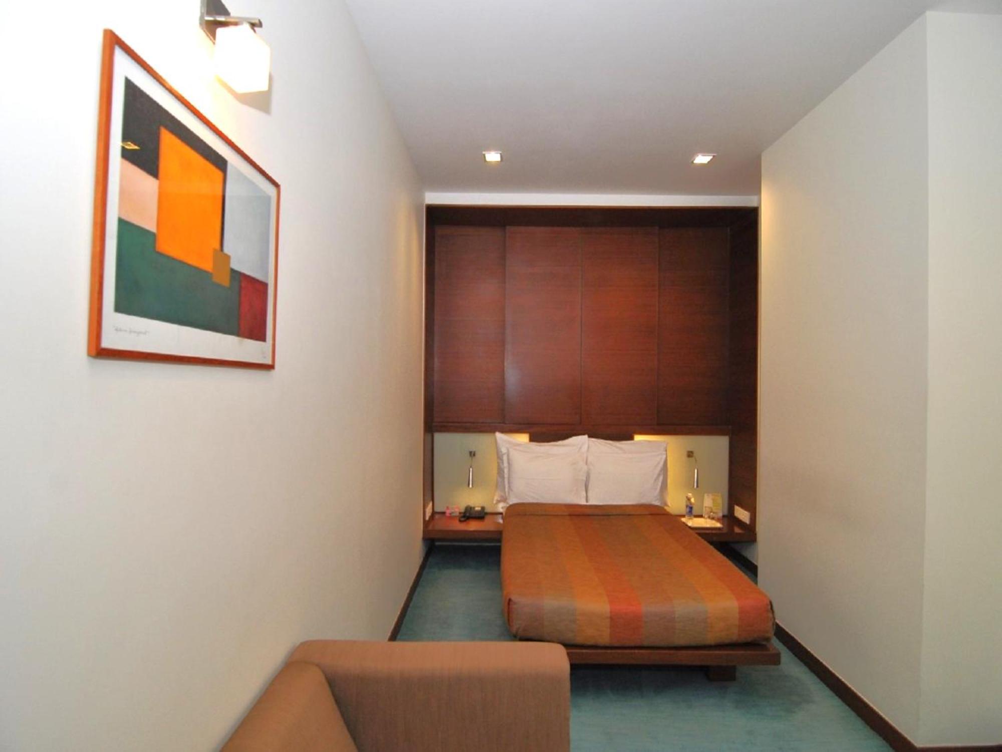 โฮเทล สตูดิโอ เอสติค Hotel ปูเน่ ภายนอก รูปภาพ
