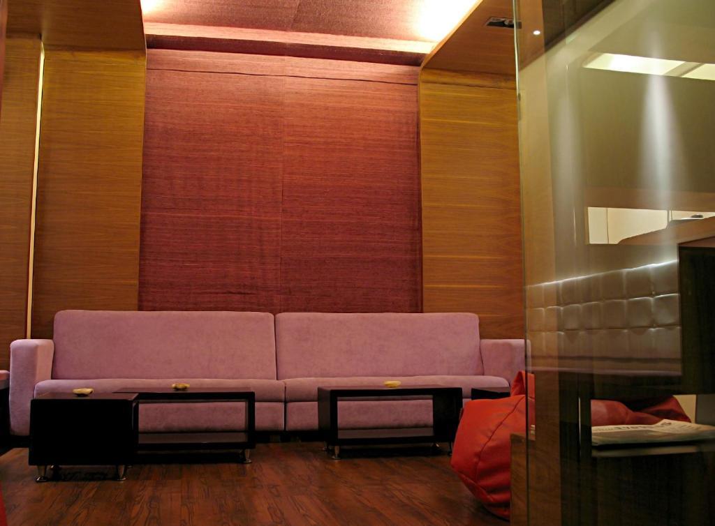 โฮเทล สตูดิโอ เอสติค Hotel ปูเน่ ภายนอก รูปภาพ