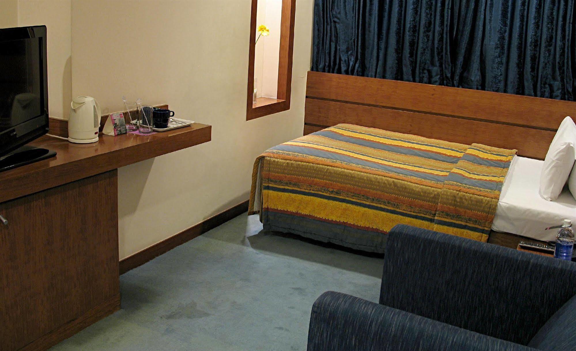 โฮเทล สตูดิโอ เอสติค Hotel ปูเน่ ภายนอก รูปภาพ