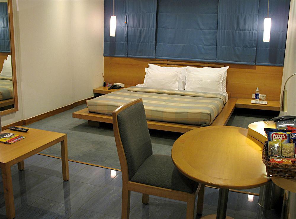 โฮเทล สตูดิโอ เอสติค Hotel ปูเน่ ภายนอก รูปภาพ